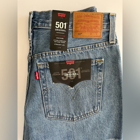 Levi’s | NWT 501 Original High Rise Distressed Denim Shorts - Picture 3 of 9
